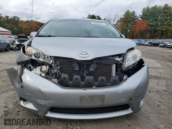 2011 Toyota Sienna LE z VIN 5TDKK3DC9BS047018, wystawiony jako Copart lot #82652505 z przebiegiem 151 351 mil mil oraz Czysty tytuł • Clean title. Historia ofert i sprzedaży dostępna na DreamBid. Obrazek 5.