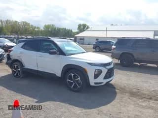 2023 Chevrolet TrailBlazer RS z VIN KL79MTSL0PB123202, wystawiony jako IAAI lot #43279110 z przebiegiem 38 388 mil mil oraz . Historia ofert i sprzedaży dostępna na DreamBid. Obrazek 1.