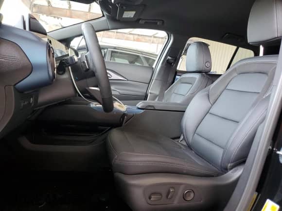 2025 Chevrolet Equinox EV LT2 z VIN 3GN7DNRP1SS207712, wystawiony jako Copart lot #56672235 z przebiegiem 1 121 mil mil oraz Szkoda całkowita • Salvage title. Historia ofert i sprzedaży dostępna na DreamBid. Obrazek 7.
