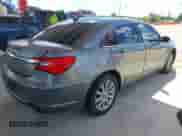 2013 Chrysler 200 Touring z VIN 1C3CCBBB4DN550958, wystawiony jako IAAI lot #43320654 z przebiegiem 127 850 mil mil oraz . Historia ofert i sprzedaży dostępna na DreamBid. Obrazek 4.