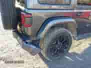 2021 Jeep Wrangler Unlimited Sahara Altitude z VIN 1C4HJXEN9MW535425, wystawiony jako IAAI lot #41469224 z przebiegiem 51 694 mil mil oraz . Historia ofert i sprzedaży dostępna na DreamBid. Obrazek 19.