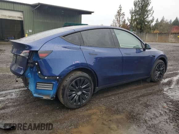 2024 Tesla Model Y Long Range with VIN 7SAYGDEE4RF986774, listed as a Copart auction lot 89833295 with 3,503 mi miles and Salvage title. Bid and sale history available at DreamBid. Image 3.