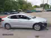 2018 Hyundai Elantra SE z VIN KMHD74LF2JU449447, wystawiony jako IAAI lot #43338315 z przebiegiem 96 732 mil mil oraz . Historia ofert i sprzedaży dostępna na DreamBid. Obrazek 12.