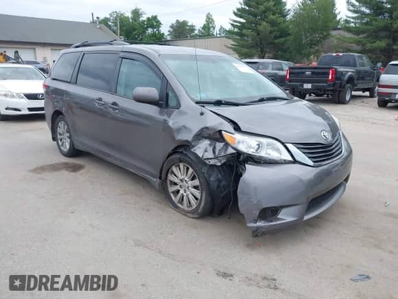 2013 Toyota Sienna LE z VIN 5TDJK3DC6DS053616, wystawiony jako IAAI lot #42555537 z przebiegiem 215 290 mil mil oraz . Historia ofert i sprzedaży dostępna na DreamBid. Obrazek 1.