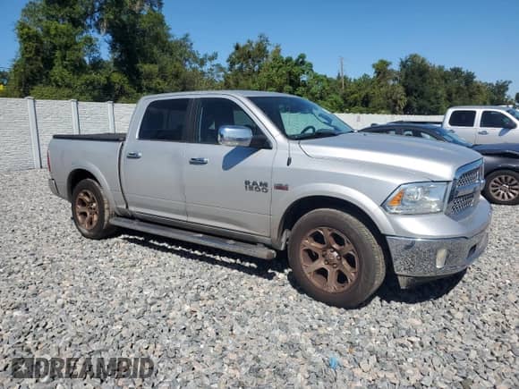 2015 Ram 1500 Laramie z VIN 1C6RR7NT5FS730886, wystawiony jako Copart lot #82410115 z przebiegiem 245 301 mil mil oraz Szkoda całkowita • Salvage title. Historia ofert i sprzedaży dostępna na DreamBid. Obrazek 4.