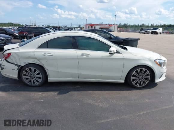 2018 Mercedes-Benz CLA 250 с VIN WDDSJ4EB0JN586457, выставлен на аукционе IAAI как лот 43046695 с пробегом 103 409 миль миль и . История ставок и продаж доступна на DreamBid. Изображение 13.