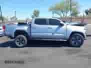 2019 Toyota Tacoma SR5 z VIN 3TMAZ5CN1KM099779, wystawiony jako IAAI lot #42687831 z przebiegiem 99 997 mil mil oraz . Historia ofert i sprzedaży dostępna na DreamBid. Obrazek 14.