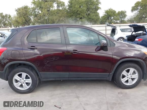 2020 Chevrolet Trax LS с VIN KL7CJKSB5LB352601, выставлен на аукционе IAAI как лот 43182021 с пробегом 59 415 миль миль и . История ставок и продаж доступна на DreamBid. Изображение 13.