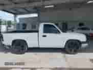 2005 Chevrolet Silverado 1500 Work Truck z VIN 1GCEC14XX5Z318107, wystawiony jako IAAI lot #43367766 z przebiegiem 104 186 mil mil oraz . Historia ofert i sprzedaży dostępna na DreamBid. Obrazek 13.