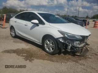 2018 Chevrolet Cruze LT z VIN 1G1BE5SM4J7130470, wystawiony jako Copart lot #85682785 z przebiegiem 114 107 mil mil oraz Czysty tytuł • Clean title. Historia ofert i sprzedaży dostępna na DreamBid. Obrazek 4.