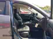 2025 Mazda CX-5 S Carbon Edition z VIN JM3KFBCM9S0704712, wystawiony jako IAAI lot #43104311 z przebiegiem 3 mil mil oraz . Historia ofert i sprzedaży dostępna na DreamBid. Obrazek 5.