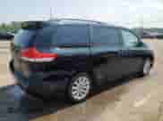 2011 Toyota Sienna LE z VIN 5TDJK3DC5BS008096, wystawiony jako Copart lot #67358415 z przebiegiem 218 457 mil mil oraz Czysty tytuł • Clean title. Historia ofert i sprzedaży dostępna na DreamBid. Obrazek 3.