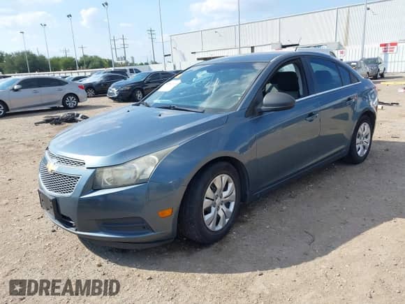 2012 Chevrolet Cruze LS z VIN 1G1PC5SH6C7349366, wystawiony jako IAAI lot #43343675 z przebiegiem 176 288 mil mil oraz . Historia ofert i sprzedaży dostępna na DreamBid. Obrazek 17.