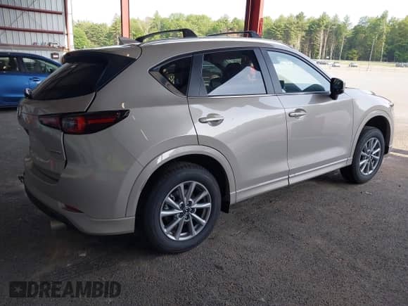 2025 Mazda CX-5 S Select z VIN JM3KFBBLXS0628958, wystawiony jako IAAI lot #42463967 z przebiegiem 1 924 mil mil oraz . Historia ofert i sprzedaży dostępna na DreamBid. Obrazek 4.