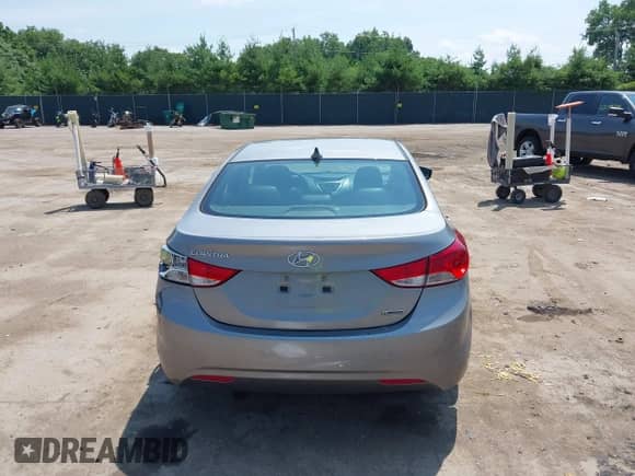 2012 Hyundai Elantra Limited с VIN KMHDH4AE9CU215932, выставлен на аукционе IAAI как лот 42800473 с пробегом 180 676 миль миль и . История ставок и продаж доступна на DreamBid. Изображение 17.
