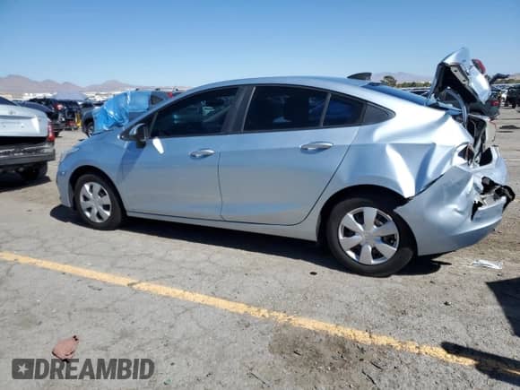 2017 Chevrolet Cruze LS z VIN 3G1BC5SM4HS565006, wystawiony jako Copart lot #85113385 z przebiegiem 60 458 mil mil oraz Szkoda całkowita • Salvage title. Historia ofert i sprzedaży dostępna na DreamBid. Obrazek 2.