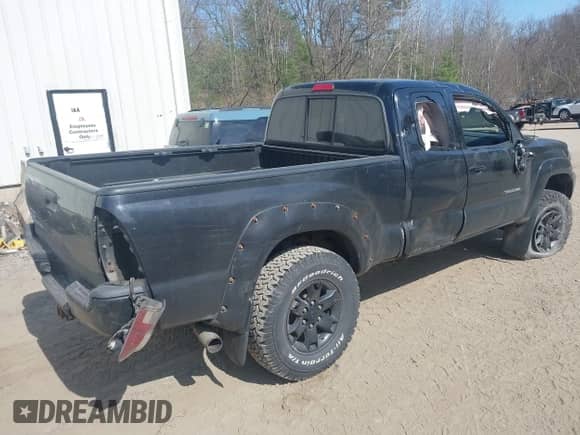 2014 Toyota Tacoma z VIN 5TFUX4EN3EX024316, wystawiony jako IAAI lot #42116455 z przebiegiem 185 415 mil mil oraz . Historia ofert i sprzedaży dostępna na DreamBid. Obrazek 4.