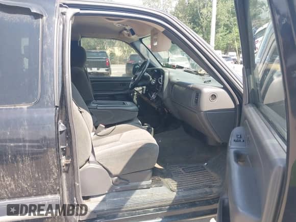 2004 Chevrolet Silverado 1500 Z71 z VIN 1GCEK19TX4E142481, wystawiony jako IAAI lot #42724167 z przebiegiem 183 644 mil mil oraz . Historia ofert i sprzedaży dostępna na DreamBid. Obrazek 5.