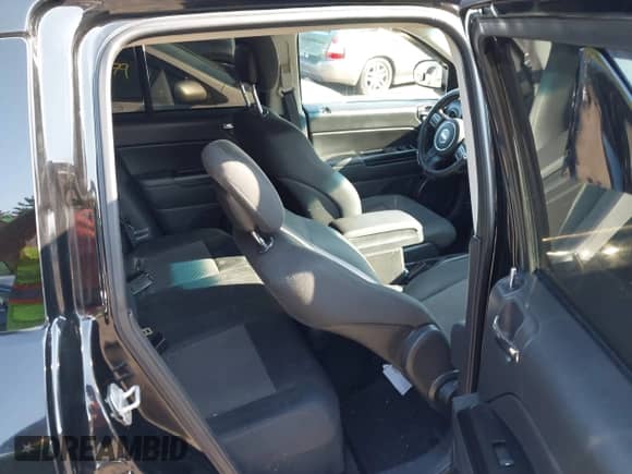 2012 Jeep Compass Latitude с VIN 1C4NJDEB0CD659097, выставлен на аукционе IAAI как лот 43009609 с пробегом 136 119 миль миль и . История ставок и продаж доступна на DreamBid. Изображение 8.