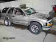 1999 Chevrolet Blazer LT z VIN 1GNDT13W2X2183549, wystawiony jako Copart lot #66167245 z przebiegiem Nie podano mil oraz Szkoda całkowita • Salvage title. Historia ofert i sprzedaży dostępna na DreamBid. Obrazek 4.