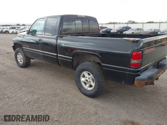1997 Dodge 1500 z VIN 1B7HF13Y0VJ571286, wystawiony jako IAAI lot #43139112 z przebiegiem 273 901 mil mil oraz . Historia ofert i sprzedaży dostępna na DreamBid. Obrazek 3.