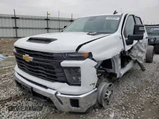 2024 Chevrolet Silverado 2500HD с VIN 1GB4WLE76RF281582, выставлен на аукционе Copart как лот 84838294 с пробегом 18 705 миль миль и Списание • Salvage title. История ставок и продаж доступна на DreamBid. Изображение 1.