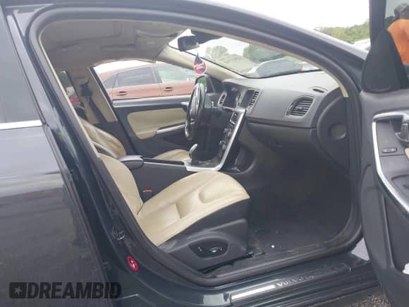 2013 Volvo S60 T5 Premier z VIN YV1612FS8D2180344, wystawiony jako IAAI lot #42863760 z przebiegiem 193 207 mil mil oraz . Historia ofert i sprzedaży dostępna na DreamBid. Obrazek 5.