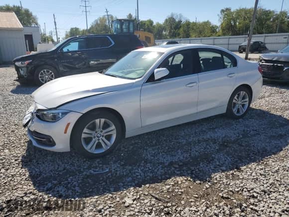 2018 BMW 3 Series 330i xDrive z VIN WBA8D9C54JEM32000, wystawiony jako Copart lot #85839215 z przebiegiem 60 653 mil mil oraz Szkoda całkowita • Salvage title. Historia ofert i sprzedaży dostępna na DreamBid. Obrazek 1.