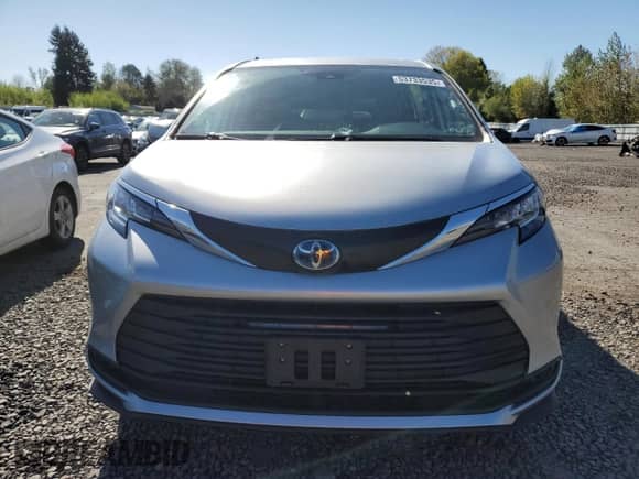 2023 Toyota Sienna LE z VIN 5TDKSKFC4PS077574, wystawiony jako Copart lot #53733535 z przebiegiem 16 612 mil mil oraz Szkoda całkowita • Salvage title. Historia ofert i sprzedaży dostępna na DreamBid. Obrazek 5.