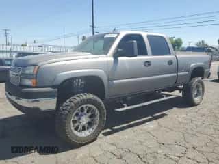 2006 Chevrolet Silverado 2500HD LS с VIN 1GCHC23206F130191, выставлен на аукционе Copart как лот 65751955 с пробегом 110 163 миль миль и Списание • Salvage title. История ставок и продаж доступна на DreamBid. Изображение 1.