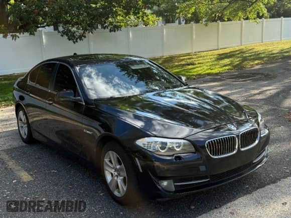 2013 BMW 5 Series 528i xDrive z VIN WBAXH5C53DD108071, wystawiony jako Copart lot #84647555 z przebiegiem 89 851 mil mil oraz Czysty tytuł • Clean title. Historia ofert i sprzedaży dostępna na DreamBid. Obrazek 1.