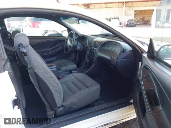 1998 Ford Mustang z VIN 1FAFP4049WF115160, wystawiony jako IAAI lot #43302060 z przebiegiem 101 460 mil mil oraz . Historia ofert i sprzedaży dostępna na DreamBid. Obrazek 5.