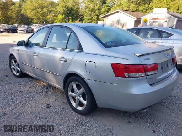 2007 Hyundai Sonata SE z VIN 5NPEU46F57H270755, wystawiony jako IAAI lot #43089916 z przebiegiem 132 898 mil mil oraz . Historia ofert i sprzedaży dostępna na DreamBid. Obrazek 3.