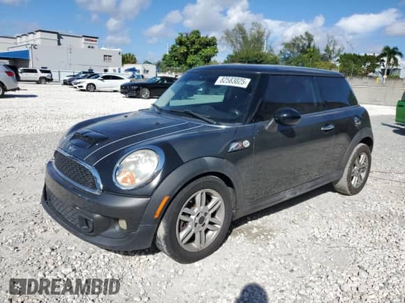 2011 MINI Hardtop S with VIN WMWSV3C58BTY11594, listed as a Copart auction lot 82583025 with 98,138 mi miles and Salvage title. Bid and sale history available at DreamBid. Image 1.