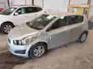 2013 Chevrolet Sonic LT с VIN 1G1JC6SB3D4142461, выставлен на аукционе IAAI как лот 42641521 с пробегом 101 793 миль миль и . История ставок и продаж доступна на DreamBid. Изображение 6.