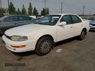 1993 Toyota Camry с VIN 4T1VK12E8PU097266, выставлен на аукционе Copart как лот 70371474 с пробегом 191 644 миль миль и Чистый • Clean title. История ставок и продаж доступна на DreamBid. Изображение 1.