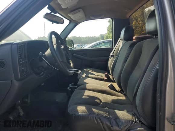 2004 Chevrolet Silverado 1500 Work Truck z VIN 1GCEC14X34Z330663, wystawiony jako Copart lot #66475195 z przebiegiem 193 488 mil mil oraz Czysty tytuł • Clean title. Historia ofert i sprzedaży dostępna na DreamBid. Obrazek 7.