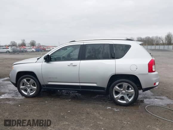 2012 Jeep Compass Limited z VIN 1C4NJCCB3CD511555, wystawiony jako IAAI lot #41752339 z przebiegiem 128 435 mil mil oraz . Historia ofert i sprzedaży dostępna na DreamBid. Obrazek 14.