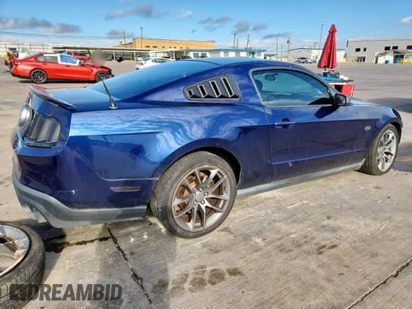 2010 Ford Mustang V6 z VIN 1ZVBP8AN5A5180414, wystawiony jako Copart lot #81702005 z przebiegiem 82 405 mil mil oraz Szkoda całkowita • Salvage title. Historia ofert i sprzedaży dostępna na DreamBid. Obrazek 3.