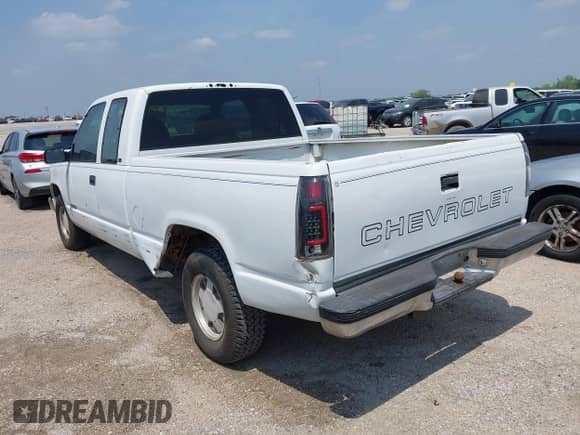 1998 Chevrolet Silverado 1500 z VIN 1GCEC19M7WE151745, wystawiony jako IAAI lot #42161857 z przebiegiem 203 640 mil mil oraz . Historia ofert i sprzedaży dostępna na DreamBid. Obrazek 3.