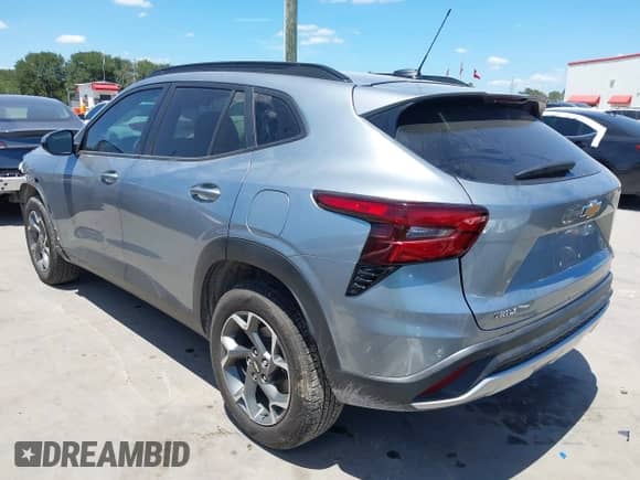2025 Chevrolet Trax LT с VIN KL77LHEPXSC090802, выставлен на аукционе IAAI как лот 42816714 с пробегом 27 641 миль миль и . История ставок и продаж доступна на DreamBid. Изображение 3.