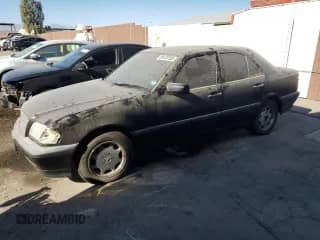 1999 Mercedes-Benz C 230/260/280/320 z VIN WDBHA24G8XA682177, wystawiony jako Copart lot #89120755 z przebiegiem 204 353 mil mil oraz Czysty tytuł • Clean title. Historia ofert i sprzedaży dostępna na DreamBid. Obrazek 1.