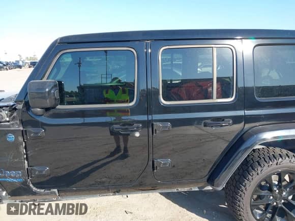 2021 Jeep Wrangler Unlimited Sahara with VIN 1C4JJXP68MW863992, listed as a IAAI auction lot 40618902 with 30,112 mi miles and . Bid and sale history available at DreamBid. Image 15.