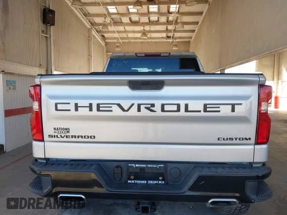 2020 Chevrolet Silverado 1500 Custom Trail Boss z VIN 1GCPYCEF2LZ142341, wystawiony jako IAAI lot #43430476 z przebiegiem 55 401 mil mil oraz . Historia ofert i sprzedaży dostępna na DreamBid. Obrazek 17.