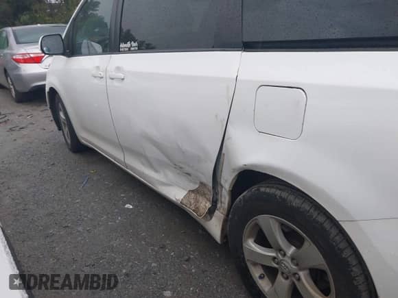 2013 Toyota Sienna LE AAS z VIN 5TDKK3DC6DS307992, wystawiony jako IAAI lot #42975957 z przebiegiem Nie podano mil oraz . Historia ofert i sprzedaży dostępna na DreamBid. Obrazek 6.