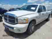 2006 Dodge 1500 SLT z VIN 3D7KR19D76G206999, wystawiony jako IAAI lot #42561284 z przebiegiem 221 085 mil mil oraz . Historia ofert i sprzedaży dostępna na DreamBid. Obrazek 2.
