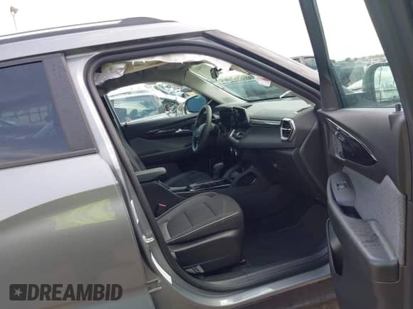 2025 Chevrolet TrailBlazer LT с VIN KL79MRSL9SB220698, выставлен на аукционе IAAI как лот 43304831 с пробегом 12 852 миль миль и . История ставок и продаж доступна на DreamBid. Изображение 5.