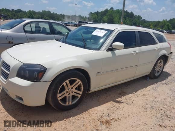 2005 Dodge Magnum RT with VIN 2D8GV58235H682377, listed as a IAAI auction lot 42572363 with 186,682 mi miles and . Bid and sale history available at DreamBid. Image 2.