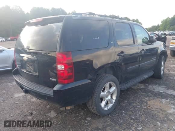 2008 Chevrolet Tahoe LTZ z VIN 1GNFK13068J154019, wystawiony jako IAAI lot #42439167 z przebiegiem 276 174 mil mil oraz . Historia ofert i sprzedaży dostępna na DreamBid. Obrazek 4.