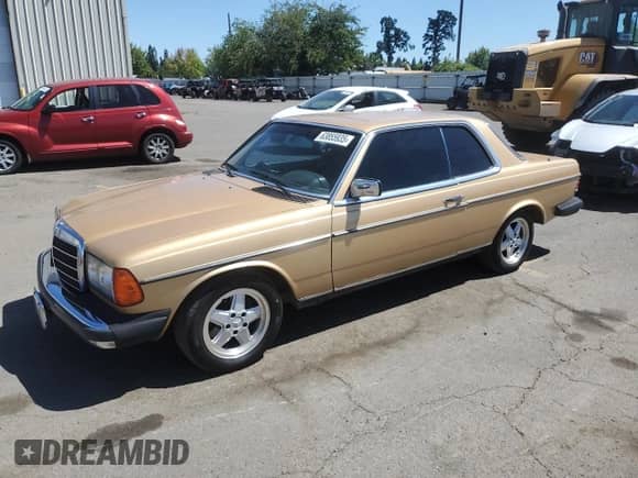 1983 Mercedes-Benz 300 z VIN WDBAB53A2DB002731, wystawiony jako Copart lot #63855935 z przebiegiem 263 251 mil mil oraz Czysty tytuł • Clean title. Historia ofert i sprzedaży dostępna na DreamBid. Obrazek 1.